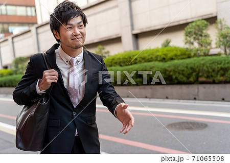 得意先の営業マンにあいさつをして握手する瞬間のイメージ 得意先の営業マンにあいさつをして握手する瞬間のイメージ 71065508