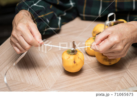 干し柿作り 71065675