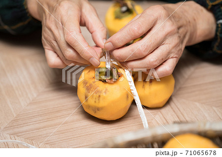 干し柿作り 71065678