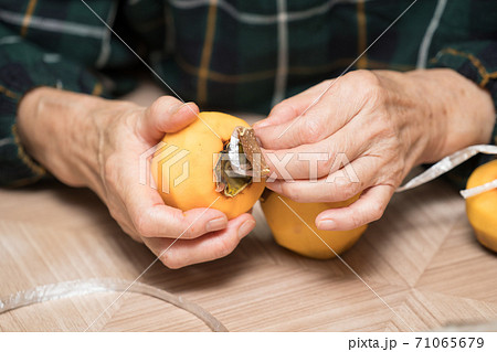 干し柿作り 71065679