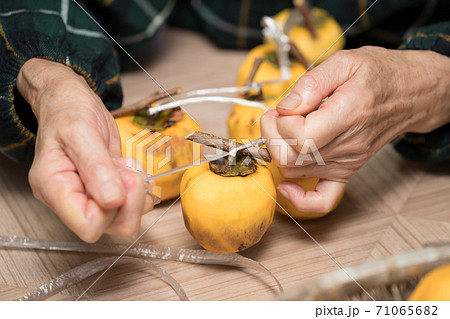 干し柿作り 干し柿作り 71065682