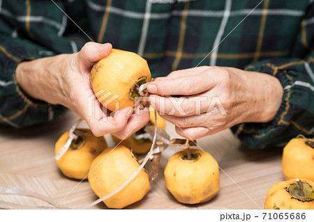 干し柿作り 干し柿作り 71065686