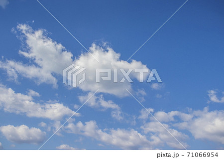爽やかな青空と白いわた雲 71066954