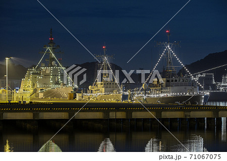 横須賀港の電灯艦飾【海自】ヴェルニー公園から 71067075