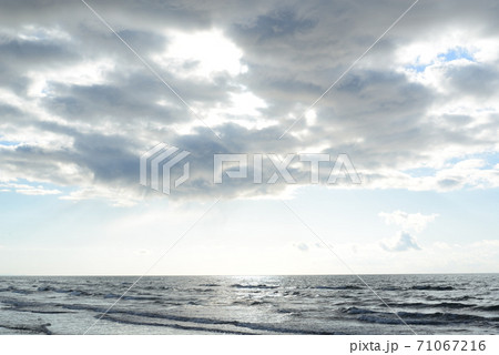 日本海 曇り空を写す冬の海 日本海 曇り空を写す冬の海 71067216