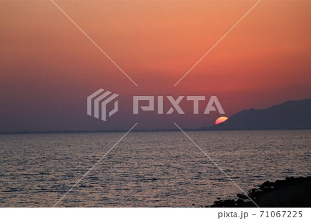 宍道湖の夕焼け　沈みゆく太陽 71067225