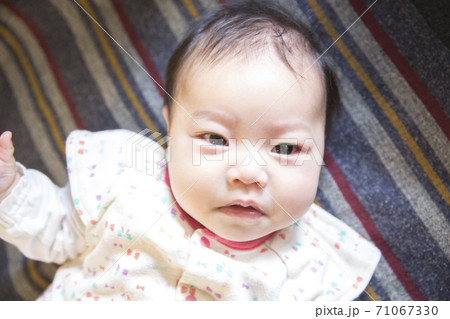 寝そべる赤ちゃん 寝そべる赤ちゃん 71067330
