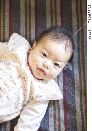 寝そべる赤ちゃん 71067335