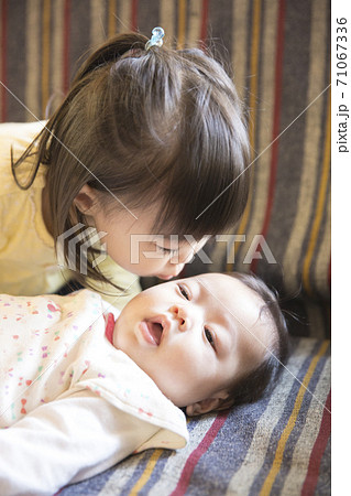 子守りをする女の子 71067336