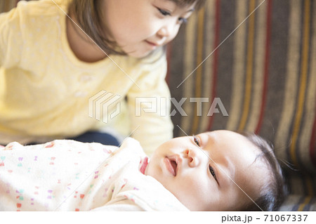 子守りをする女の子 71067337