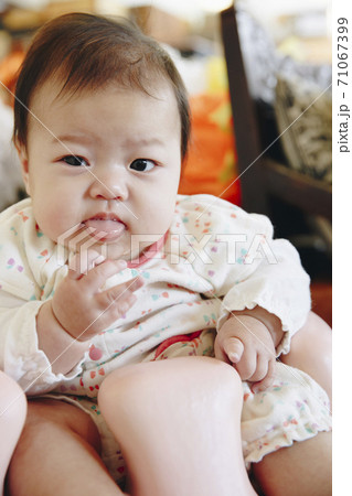 椅子に座る赤ちゃん 椅子に座る赤ちゃん 71067399