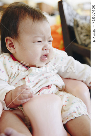 椅子に座る赤ちゃん 71067400