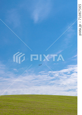 美瑛の丘を飛ぶ飛行機 71067565