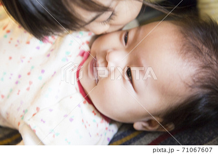 子守りをする女の子 子守りをする女の子 71067607
