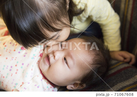 子守りをする
