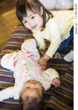 子守りをする女の子 子守りをする女の子 71067609