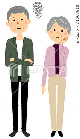 困る老夫婦 　シニアカップル　高齢者 71067618