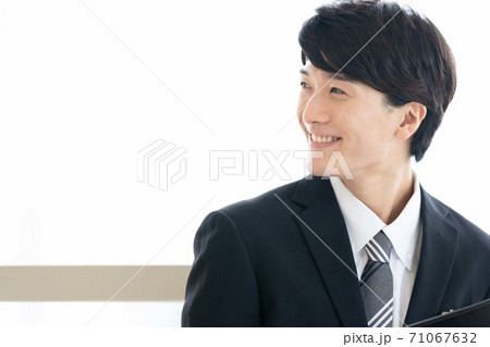 スーツ姿の若い男性 71067632