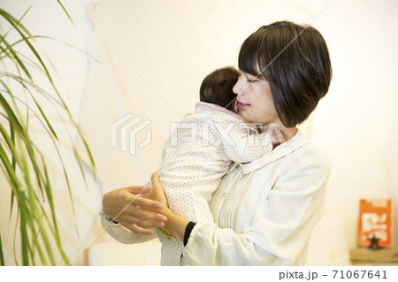乳児と母親 71067641