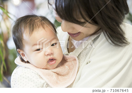 乳児と母親 71067645