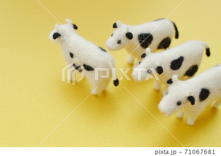 フェルトの牛たちが集まる の写真素材