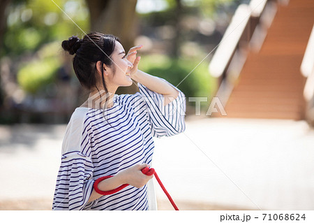 犬の散歩をする女性 71068624