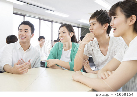 グループディスカッションする学生 グループディスカッションする学生 71069154