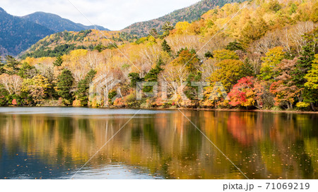 秋の奥日光 美しい紅葉の湯ノ湖 秋の奥日光 美しい紅葉の湯ノ湖 71069219