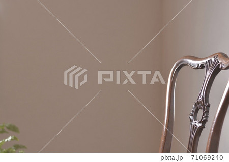 マホガニー チェアのある部屋. 英国アンティーク家具 (背もたれに コピースペース) マホガニー チェアのある部屋. 英国アンティーク家具 (背もたれに コピースペース) 71069240