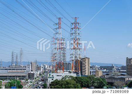 マンションより遥かに高くそびえる高圧送電線鉄塔 71069369