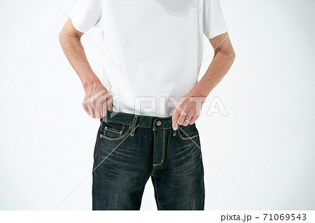 ダイエットに成功したシニア男性 71069543
