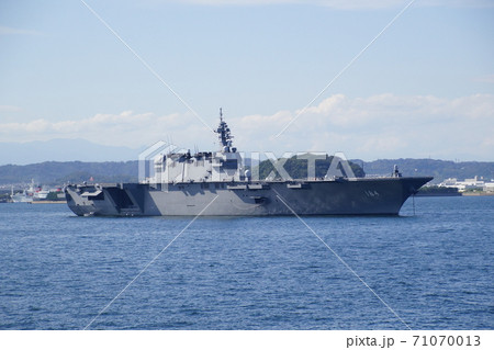 ヘリコプター搭載護衛艦 かが　2019年観艦式 横須賀本港内・体験航海 （ 神奈川県 横須賀本港 ） 71070013