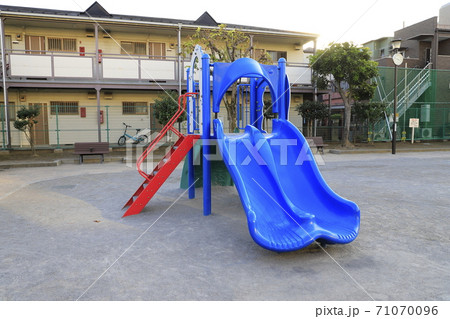 公園の遊具　すべり台　 71070096