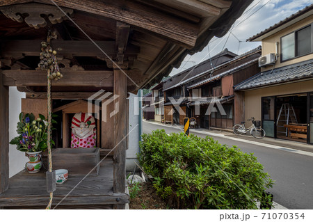 化粧地蔵と小浜西組の町並 丹後街道の写真素材