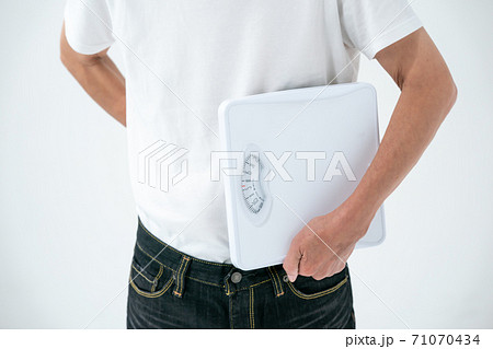 体重計を持つシニア男性 71070434