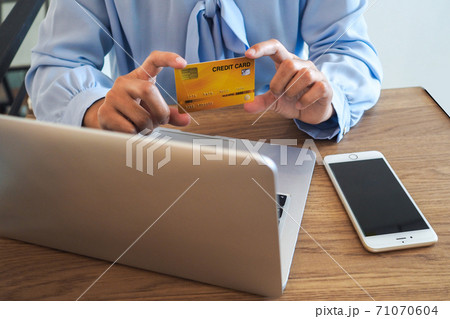 Business woman consumer spending via credit card and internet banking for shopping online Business woman consumer spending via credit card and internet banking for shopping online 71070604