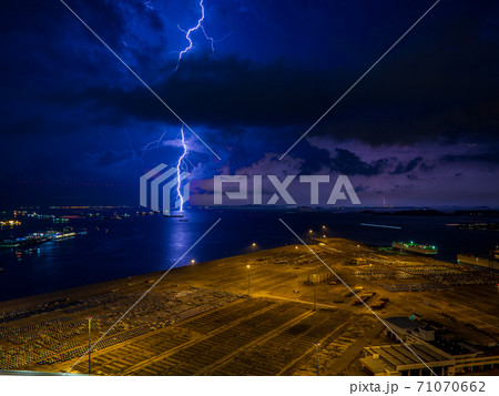 天気 気象 雷 海上に落ちる雷 夜間の写真素材