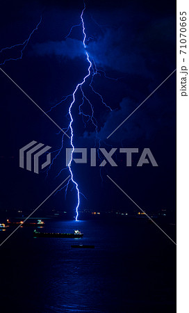 天気 気象 雷 海上に落ちる雷 夜間の写真素材