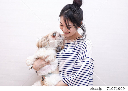 犬と女性 71071009