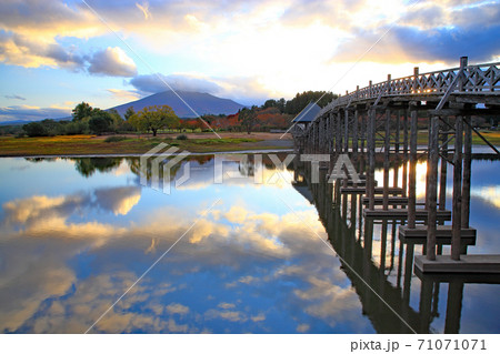 津軽富士見湖に架かる、日本一の木造三連太鼓橋、鶴の舞橋 71071071