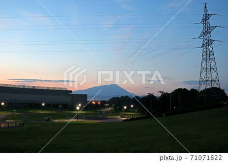 盛岡市中央公園展望台から岩手山を望む 盛岡市中央公園展望台から岩手山を望む 71071622