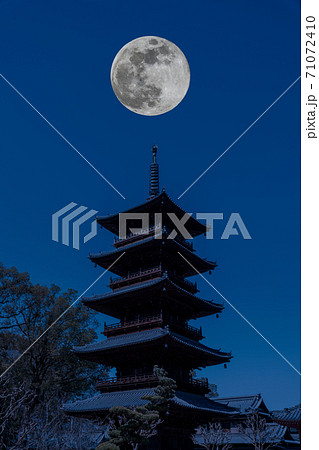 満月と五重塔 71072410