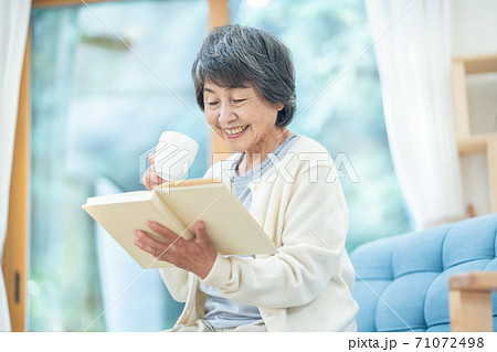 読書をするシニア女性 71072498