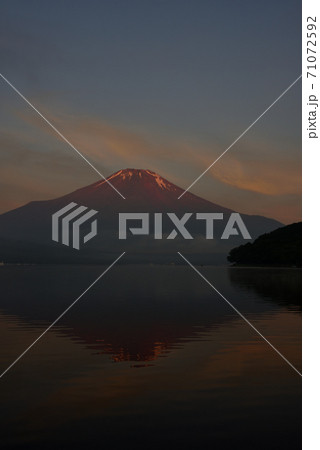 年賀用山中湖からの富士山 年賀用山中湖からの富士山 71072592