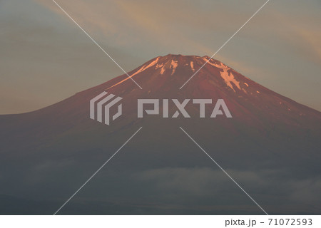 年賀用山中湖からの富士山 年賀用山中湖からの富士山 71072593