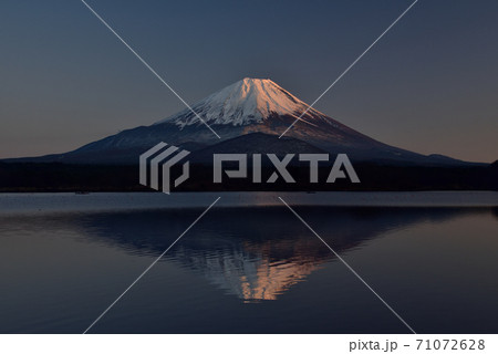 雪を抱いた冬の霊峰富士山 雪を抱いた冬の霊峰富士山 71072628