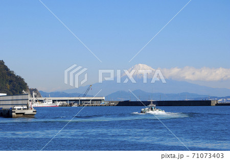 焼津の漁港と船 71073403
