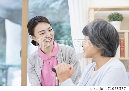 話をする若い女性介護士 話をする若い女性介護士 71073577