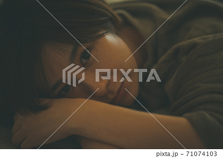 パジャマの女性 パジャマの女性 71074103