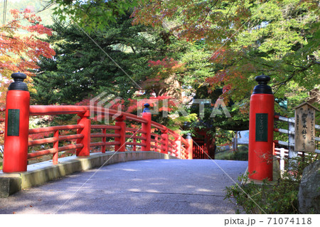 中野もみじ山の紅葉（青森県・黒石市） 71074118